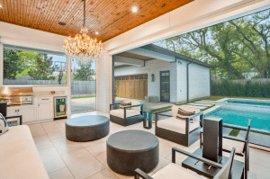 motorized-screens-poolside